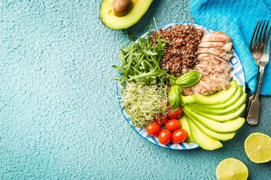 Assiette équilibrée : avocat, crudités, céréales et protéines